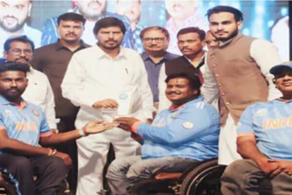 Hopemirror Foundation के माध्यम से Ramzan Shaikh ने समाज के लोगों को किया