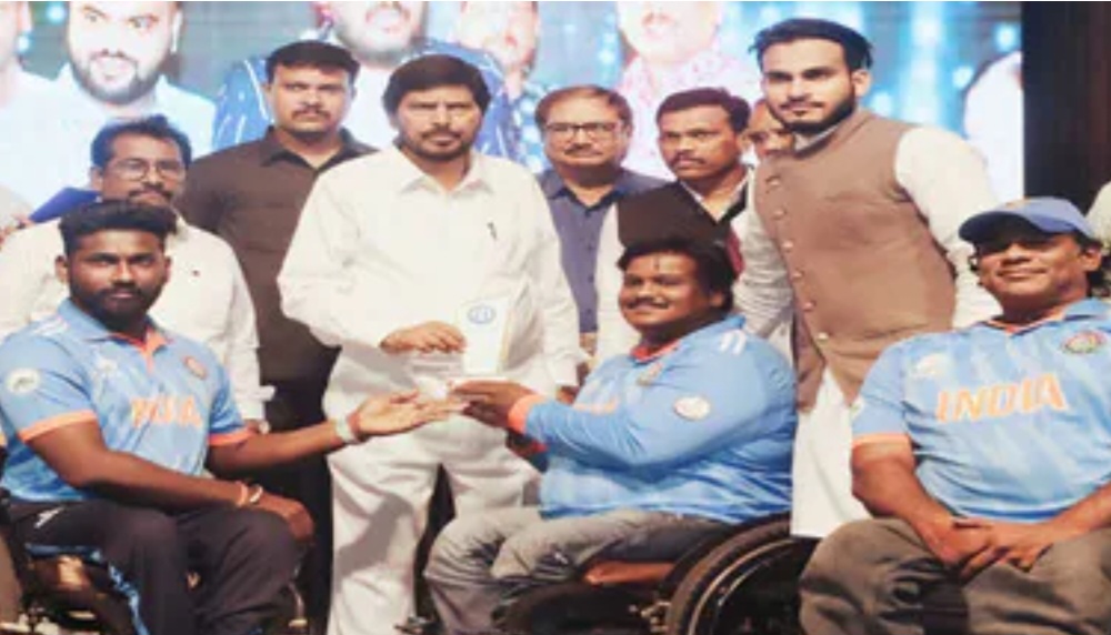 Hopemirror Foundation के माध्यम से Ramzan Shaikh ने समाज के लोगों को किया